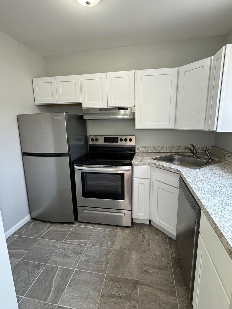 West Hartford Apartment: 698 Farmington Avenue