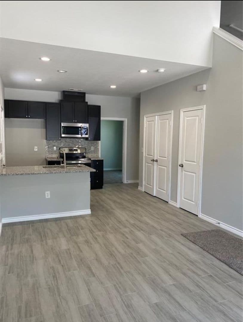 Montgomery House: 16871 W Ivanhoe