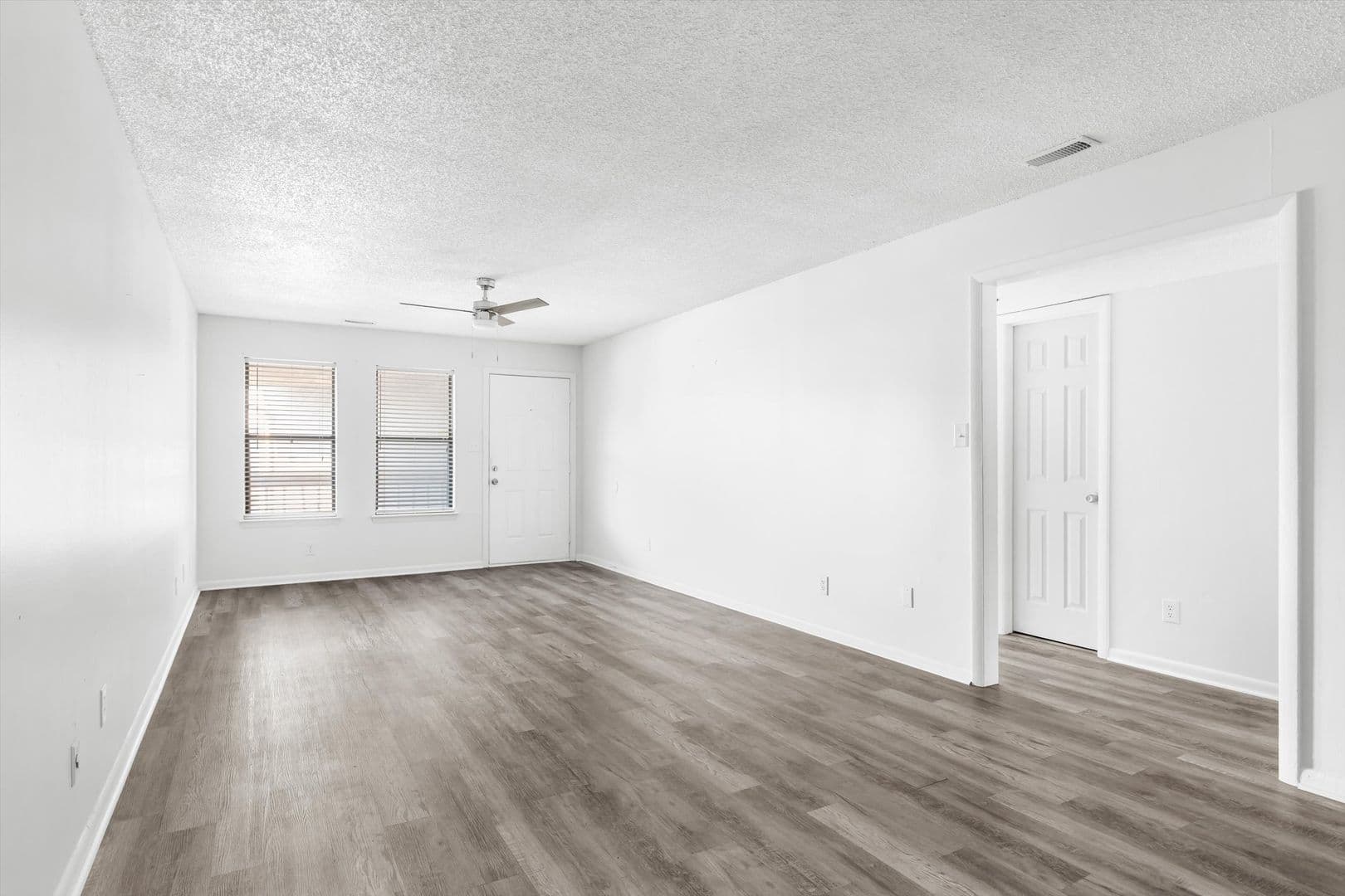 Norfolk House: 8530 Tidewater Dr