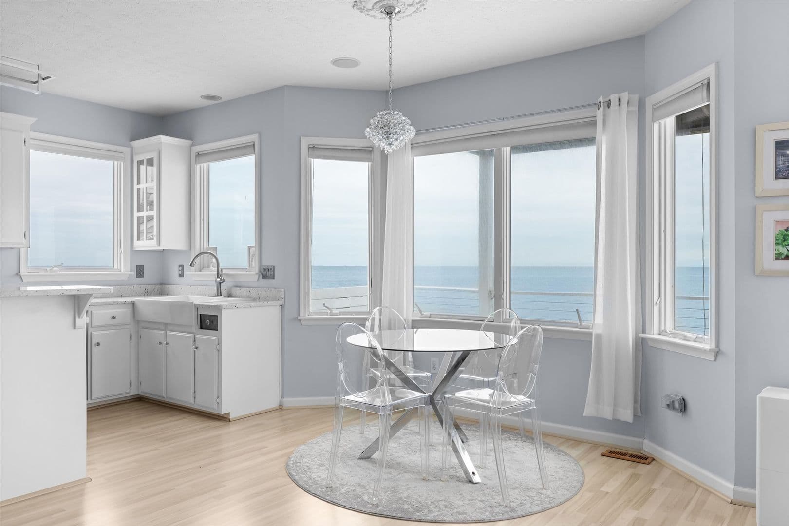 Hampton House: 121 Grand View Drive