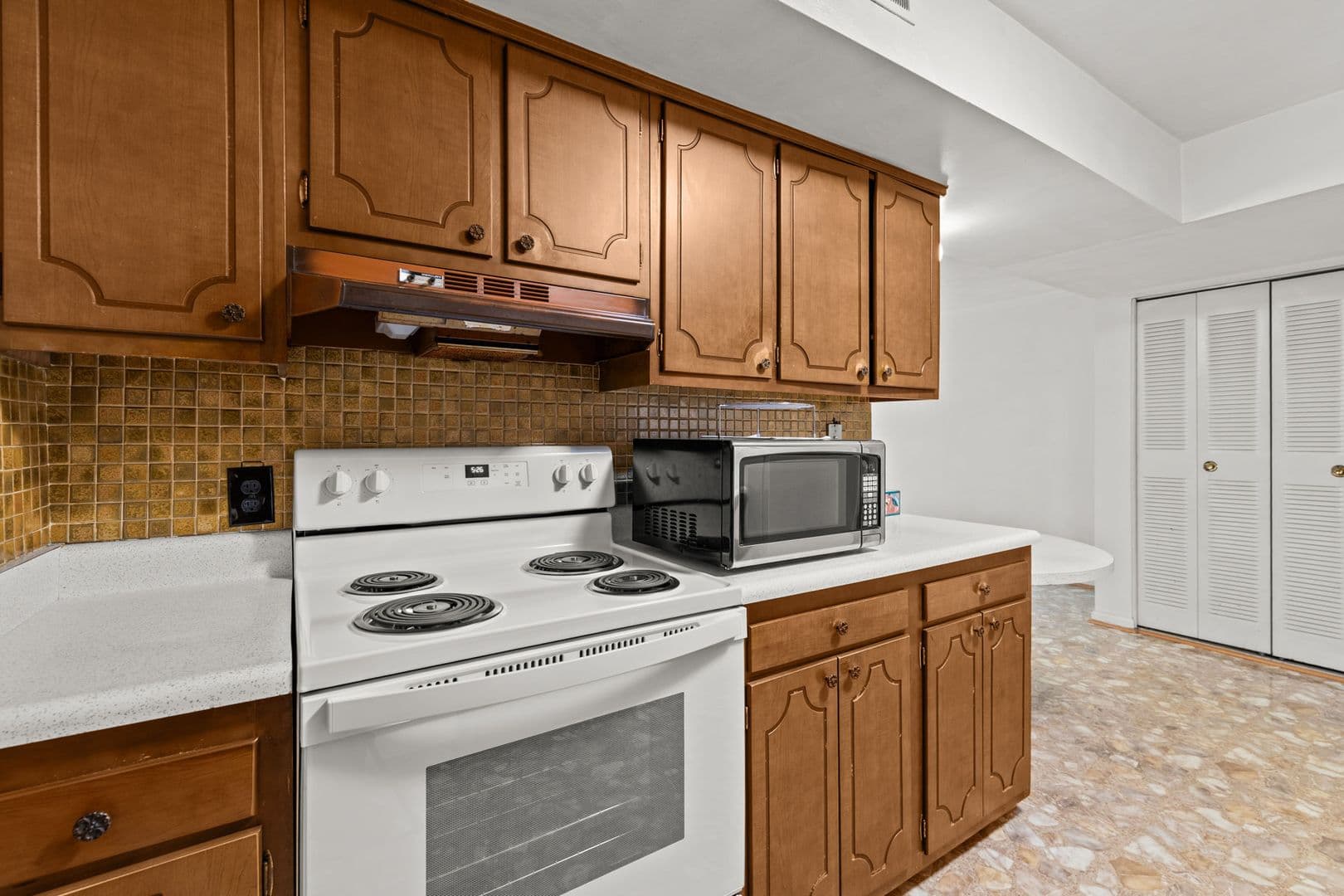 Virginia Beach Townhome: 5613 Banbury Ct