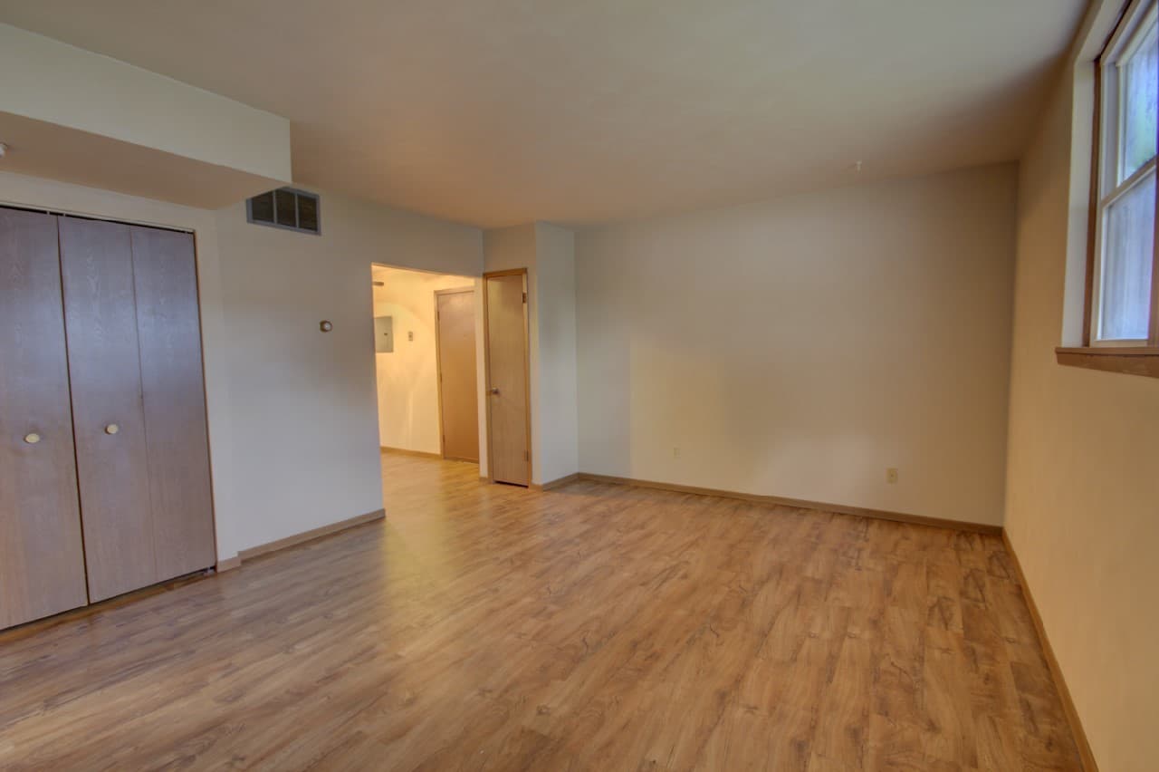 Silvis Apartment: 836 11th St Ct