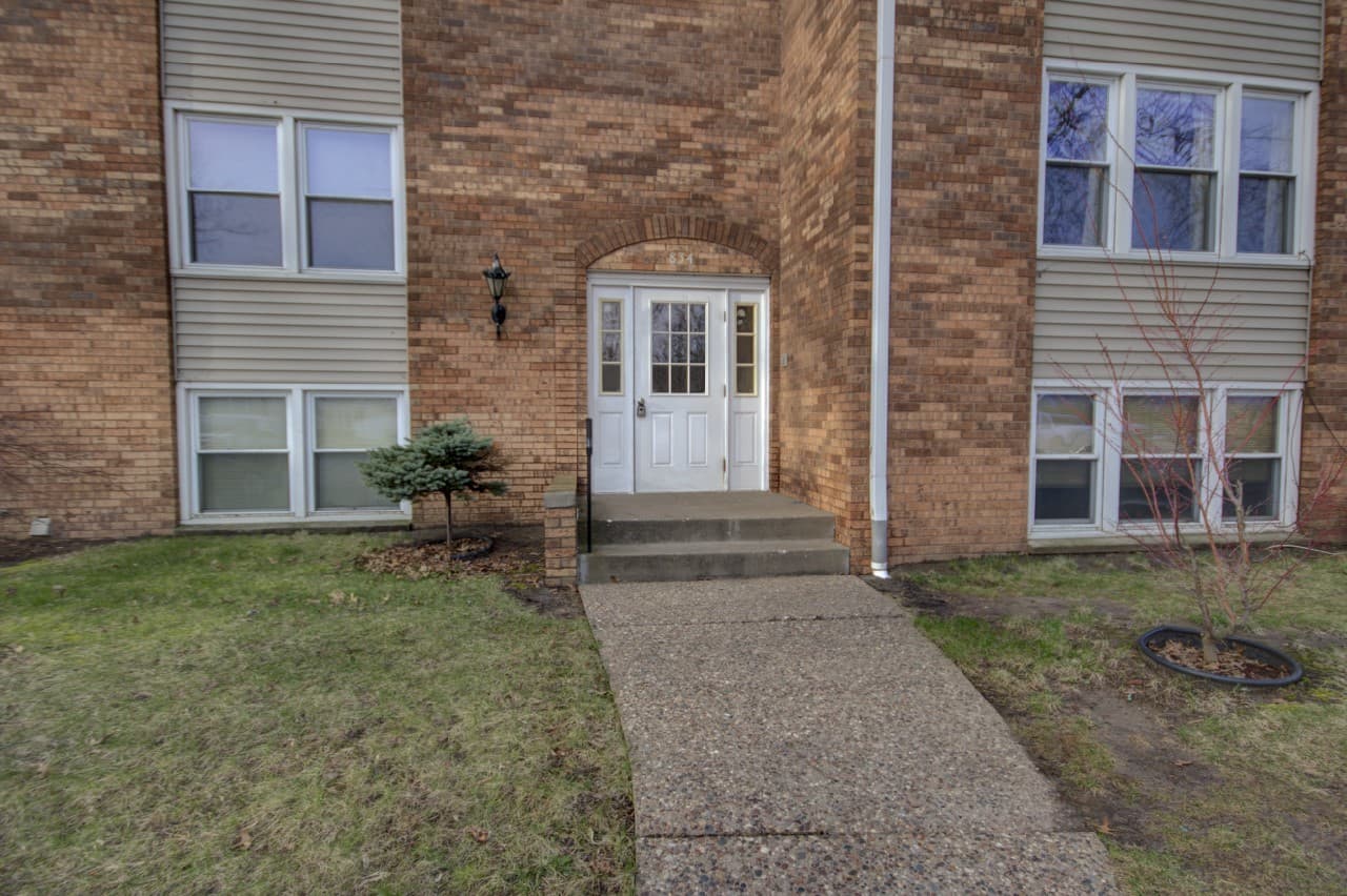 Silvis Apartment: 836 11th St Ct