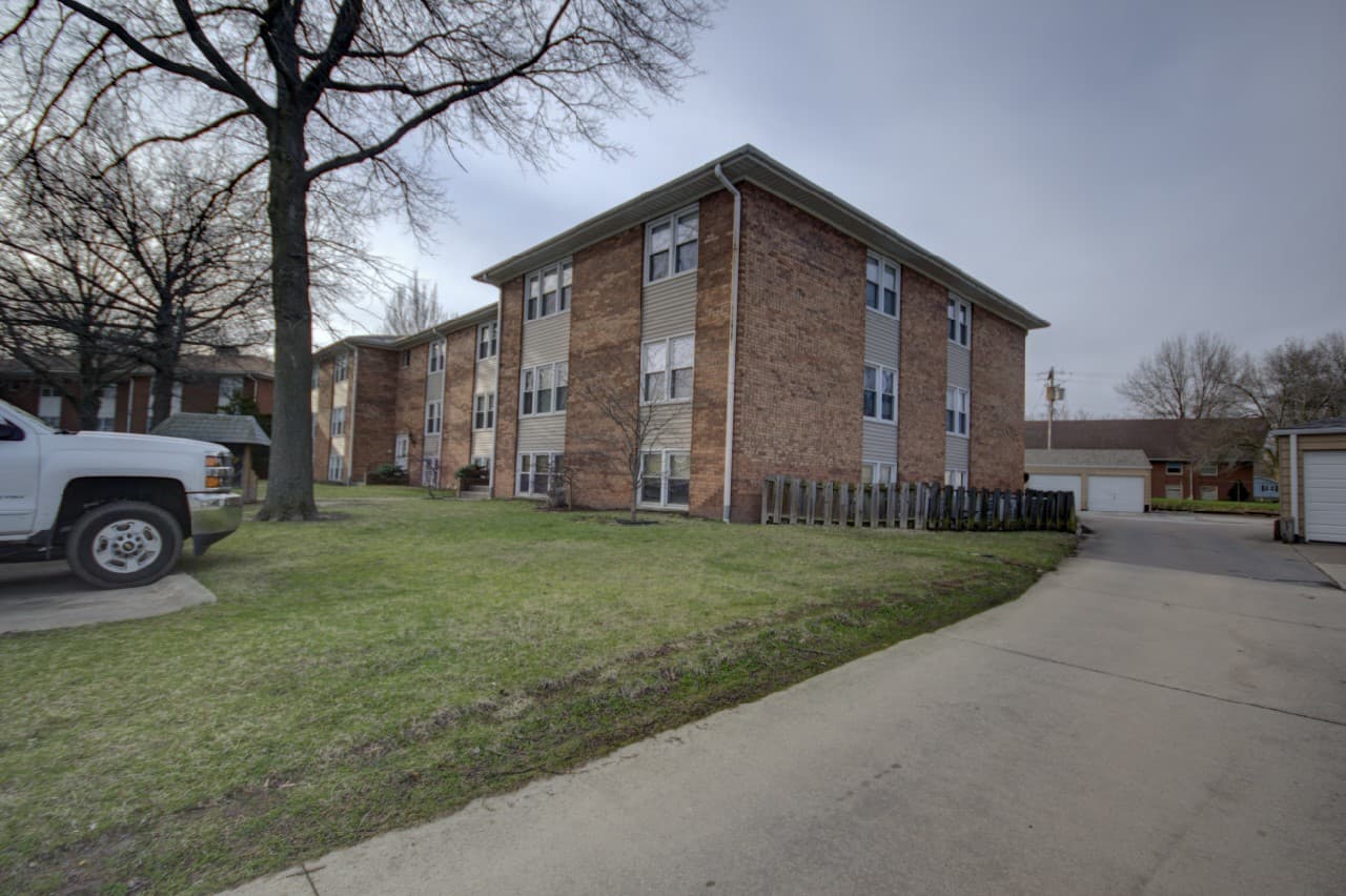Silvis Apartment: 836 11th St Ct