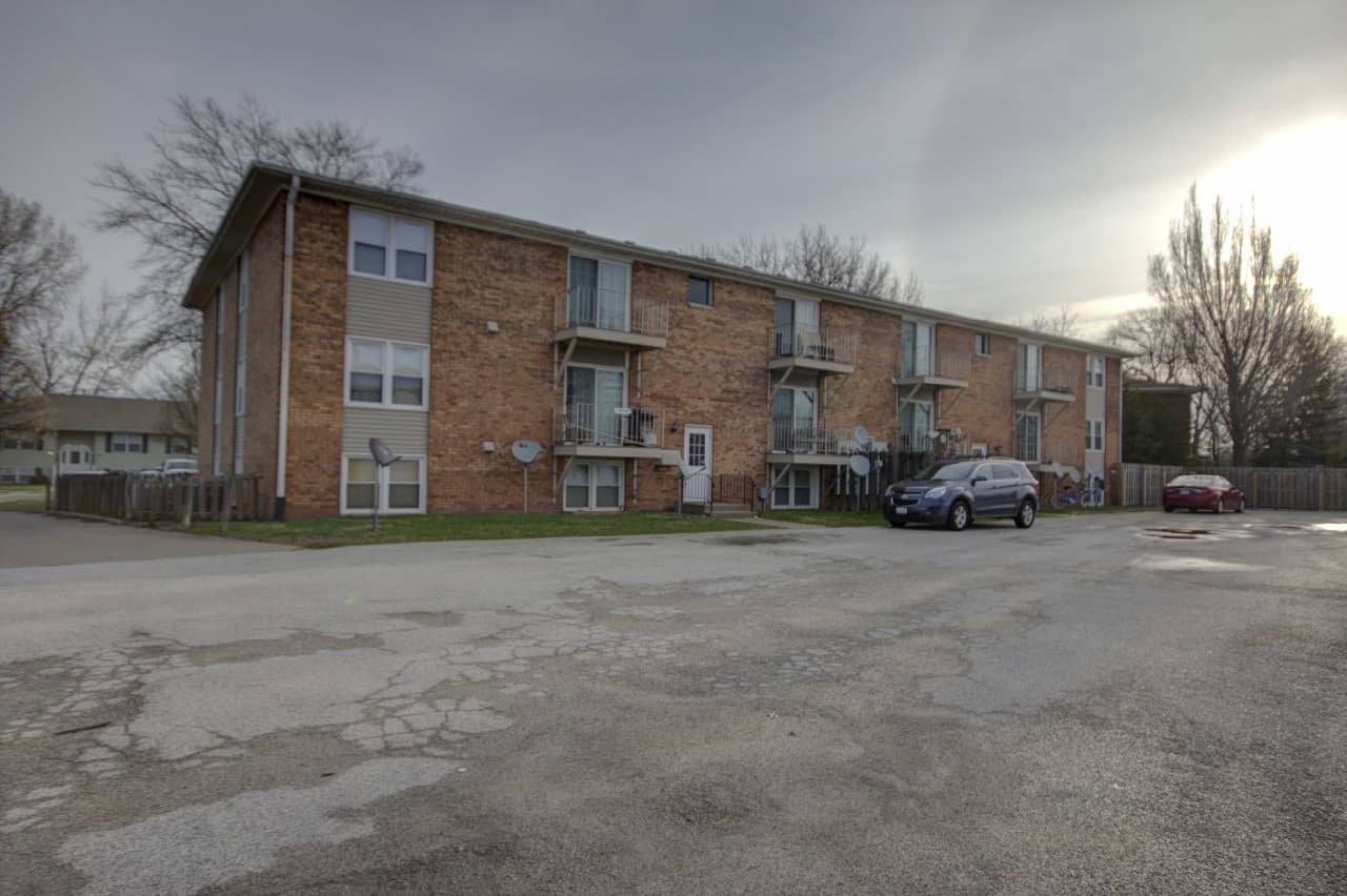 Silvis Apartment: 836 11th St Ct