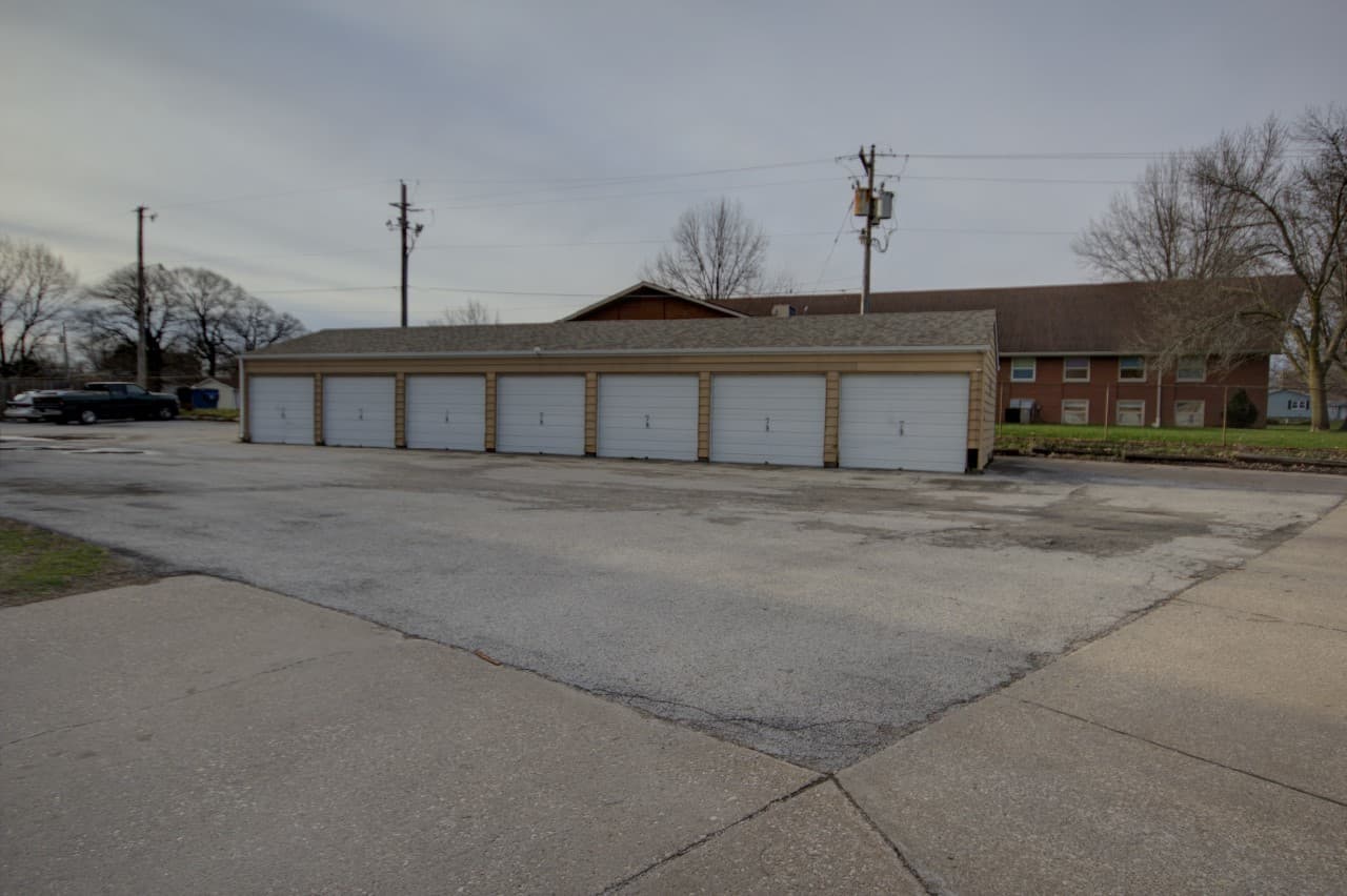 Silvis Apartment: 836 11th St Ct