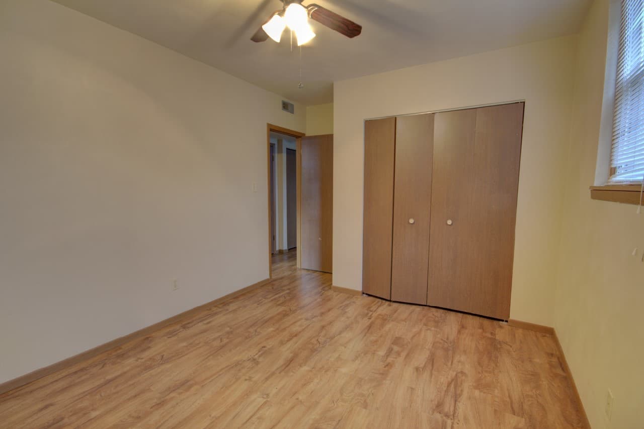 Silvis Apartment: 836 11th St Ct