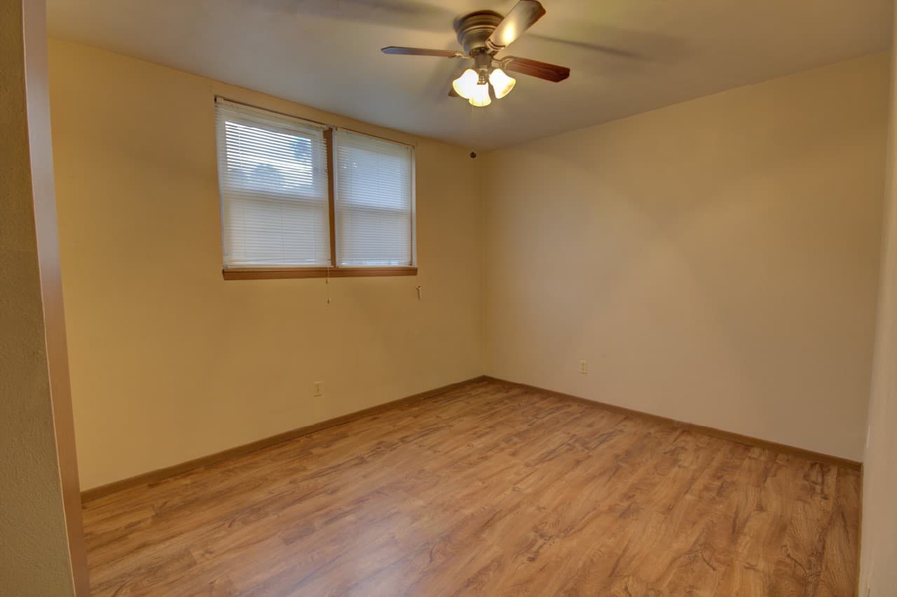 Silvis Apartment: 836 11th St Ct