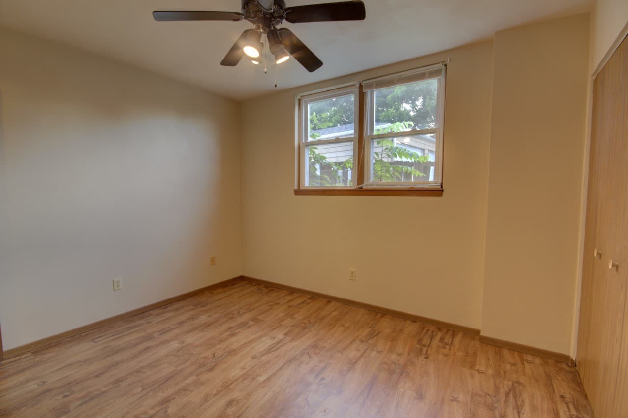Silvis Apartment: 836 11th St Ct