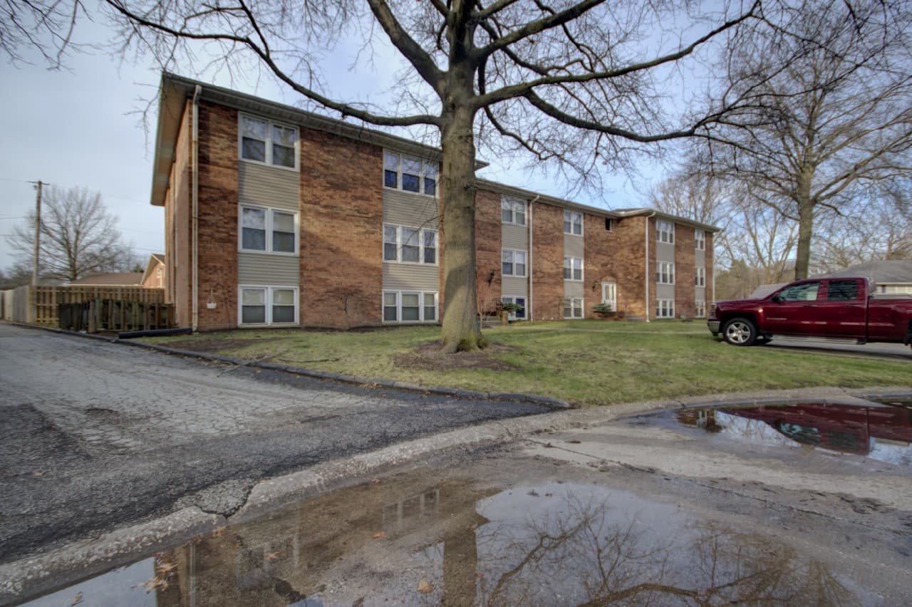 Silvis Apartment: 836 11th St Ct