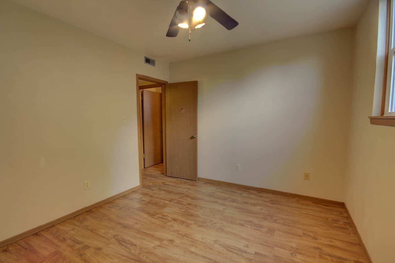 Silvis Apartment: 836 11th St Ct