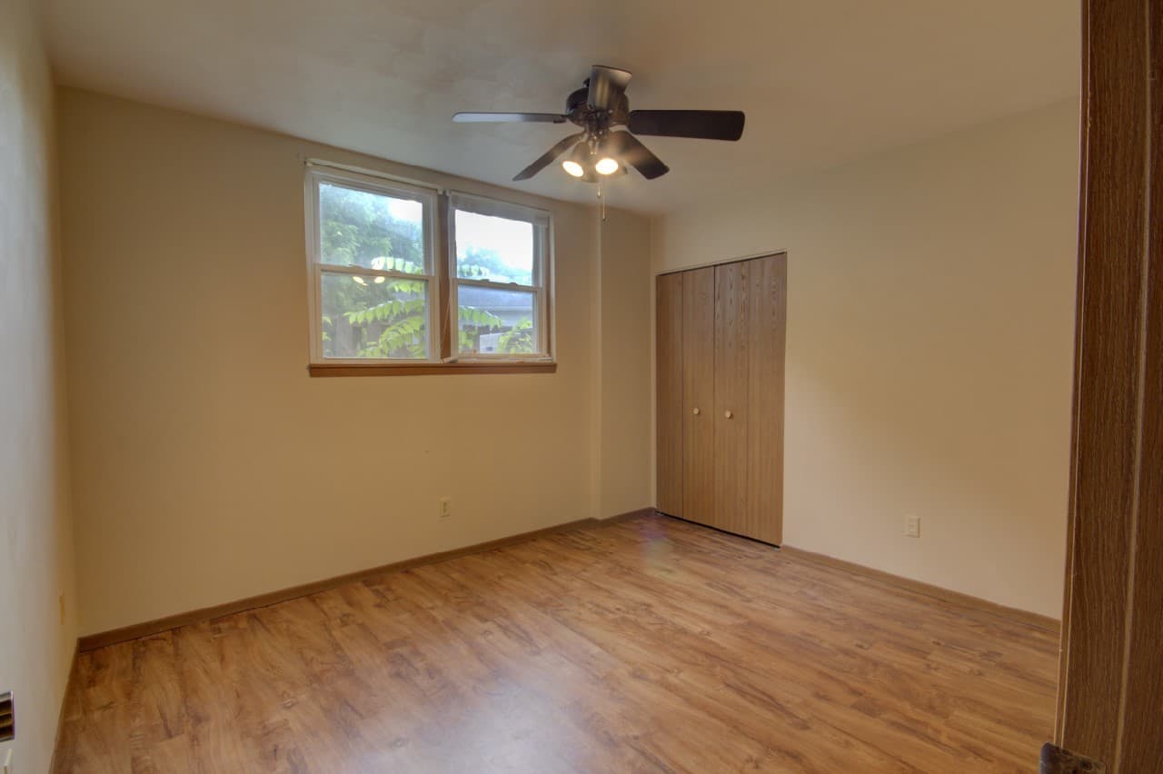 Silvis Apartment: 836 11th St Ct