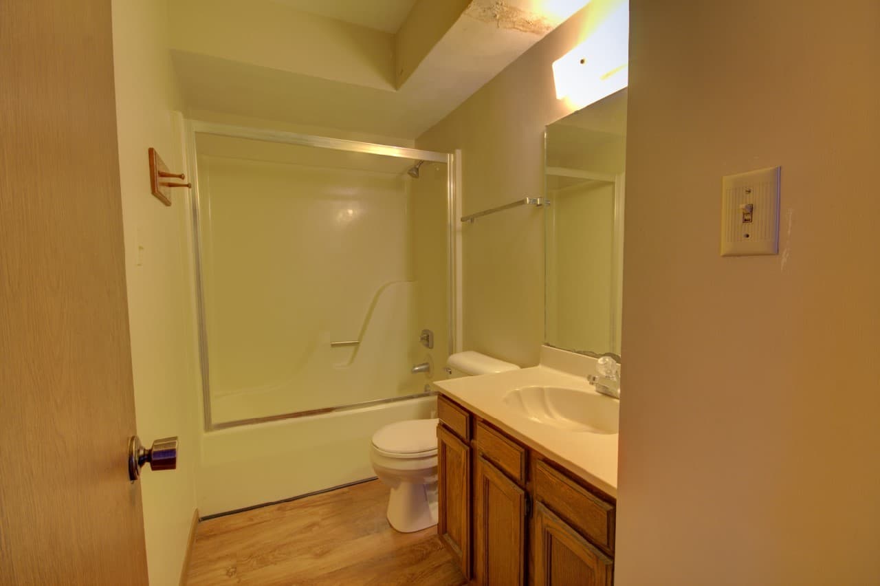 Silvis Apartment: 836 11th St Ct