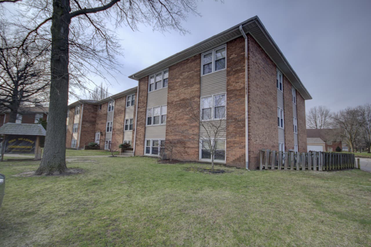 Silvis Apartment: 836 11th St Ct