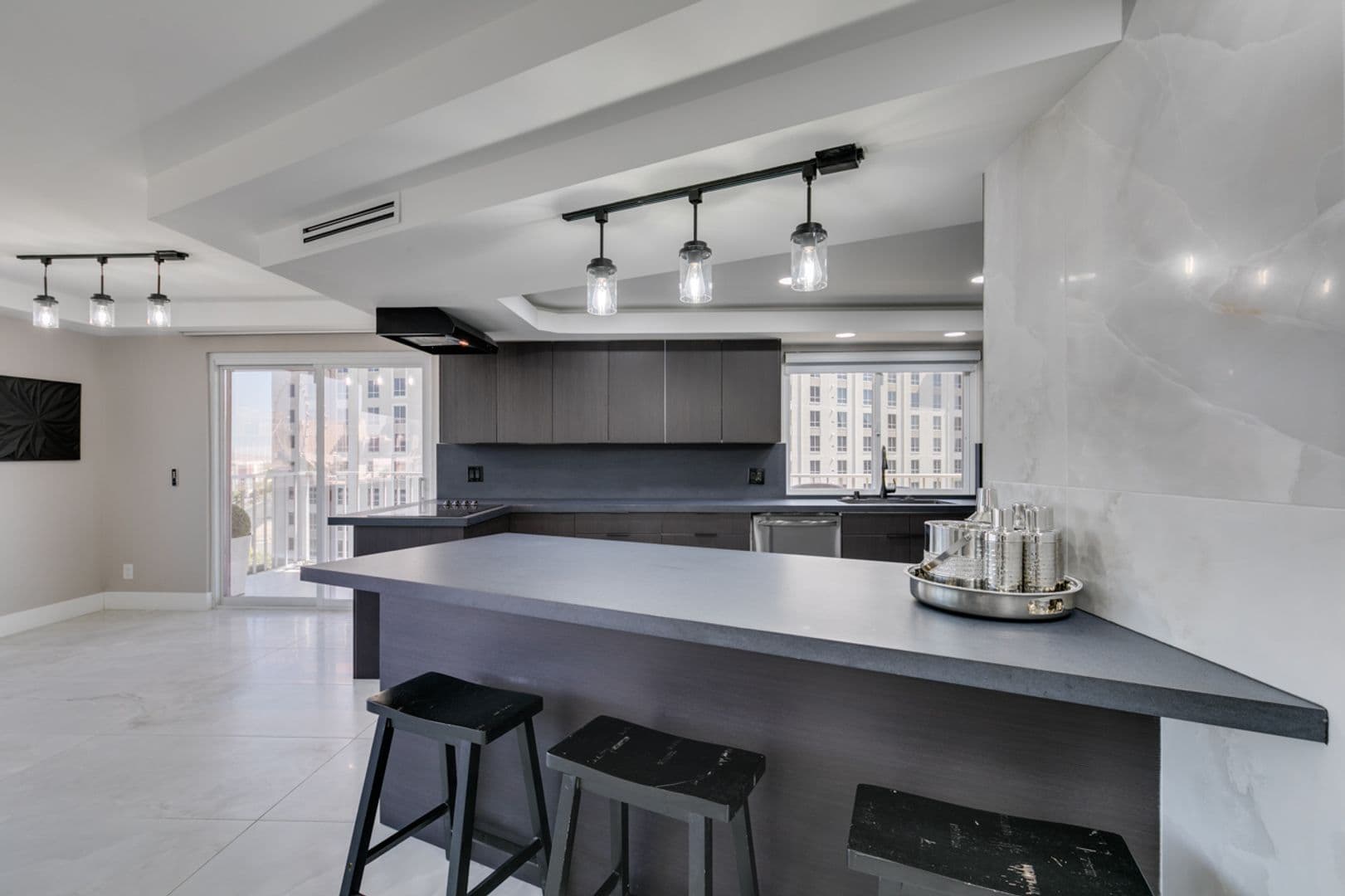 Las Vegas House: 205 E Harmon Ave #1012