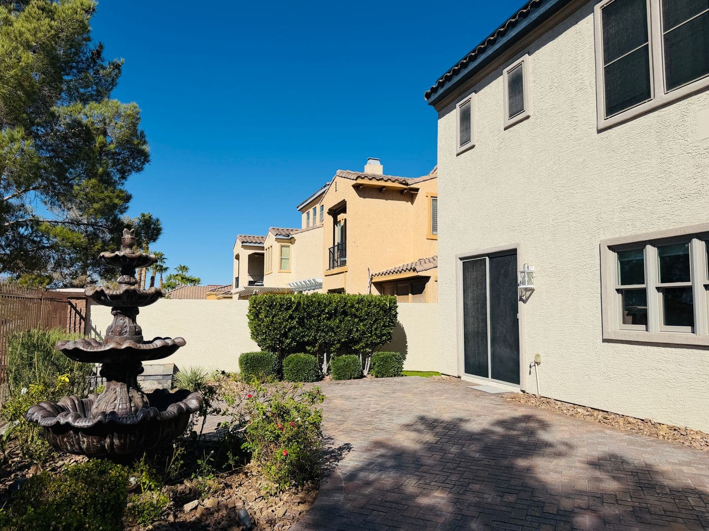 Henderson House: 927 Via Canale Drive