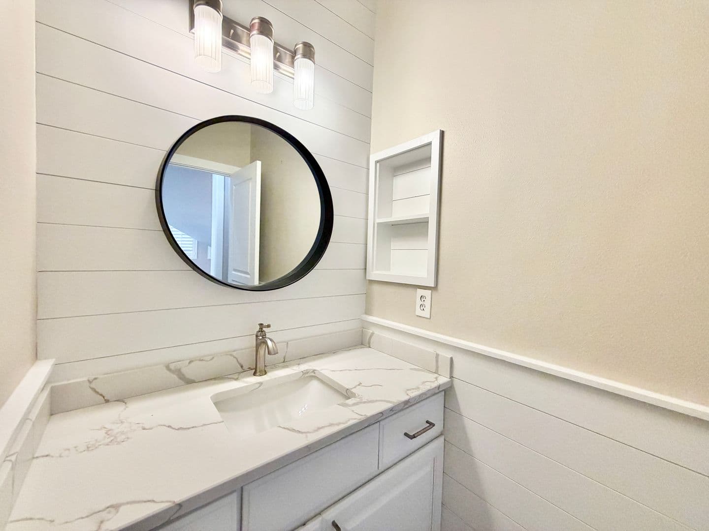 Henderson House: 927 Via Canale Drive