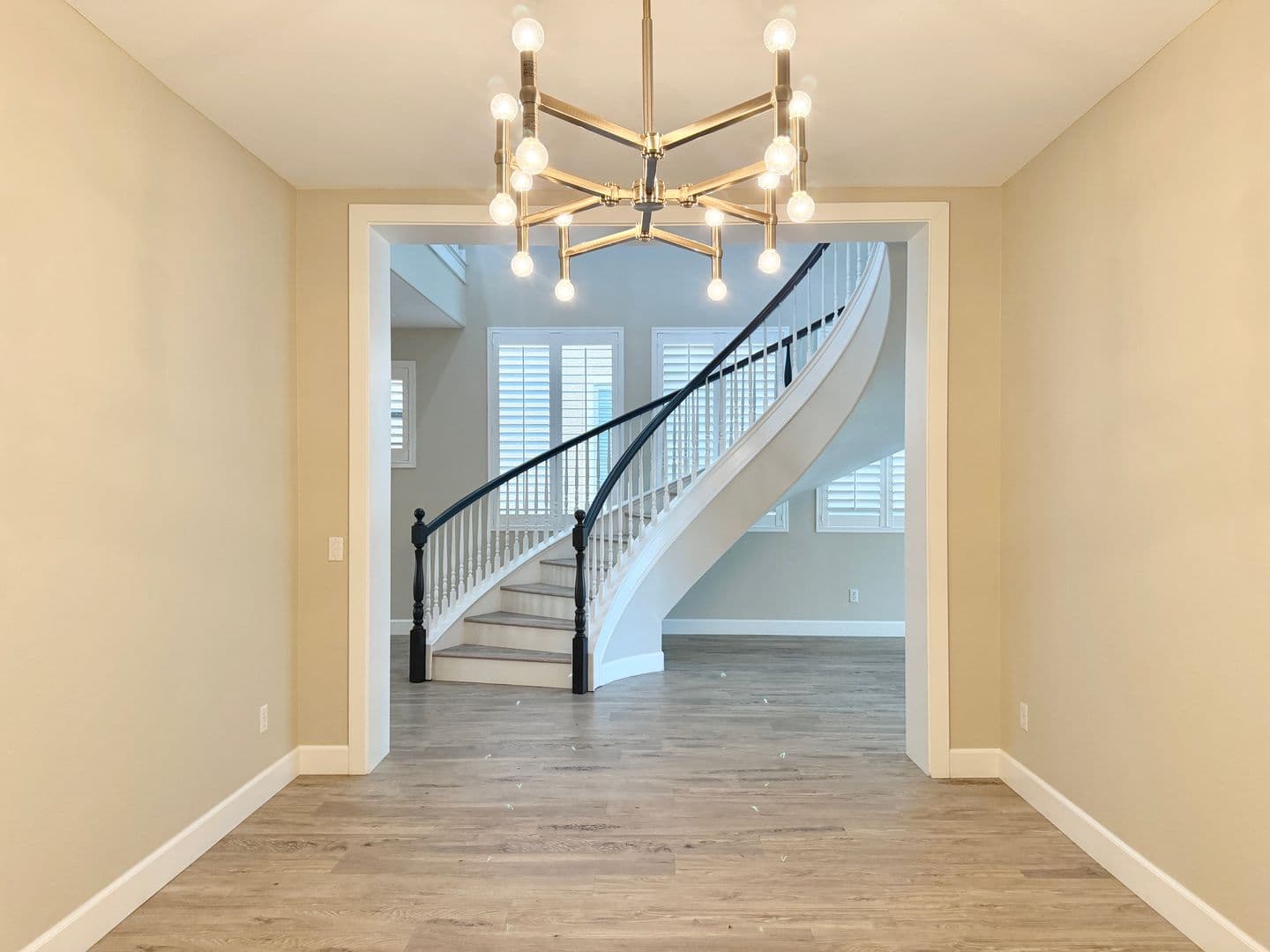 Henderson House: 927 Via Canale Drive