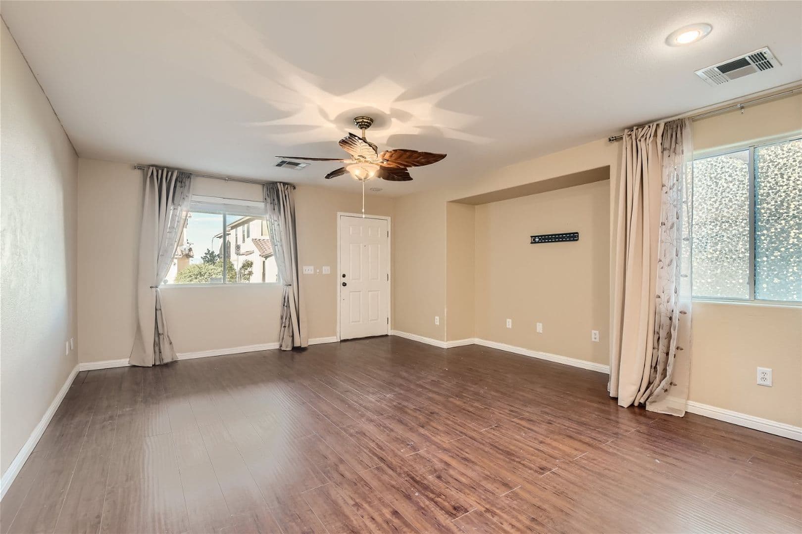 LAS VEGAS House: 9379 MALAYA GARNET CT.