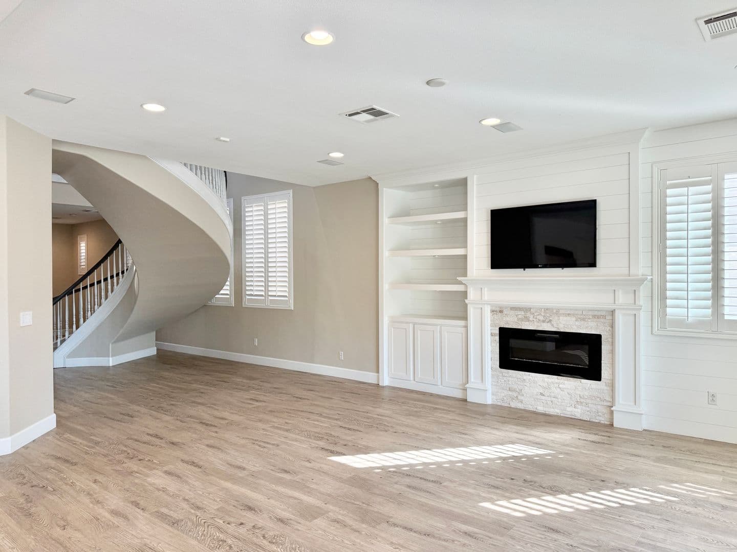 Henderson House: 927 Via Canale Drive