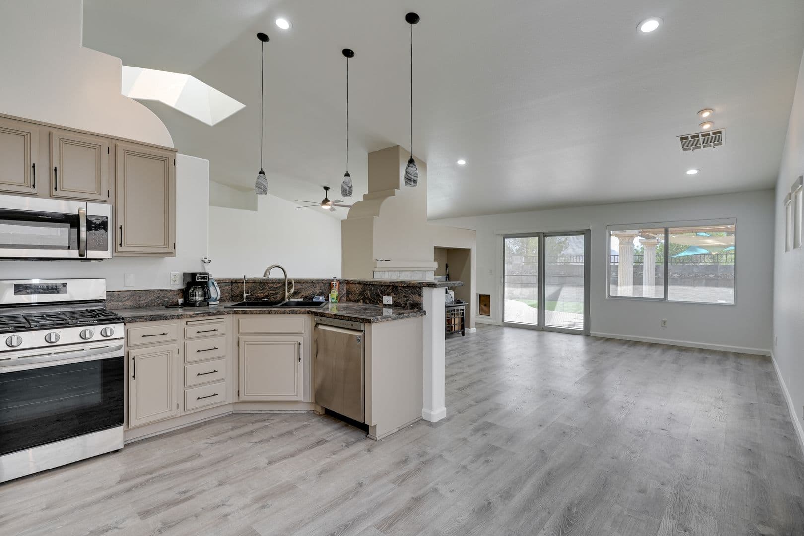 Henderson House: 1030 Kings View Ct
