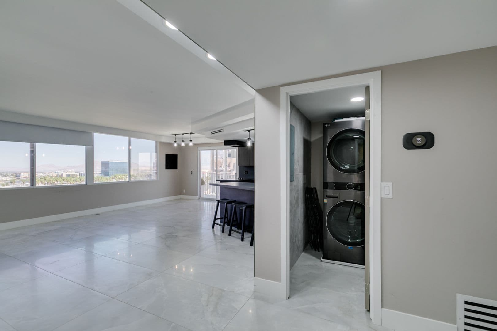 Las Vegas House: 205 E Harmon Ave #1012