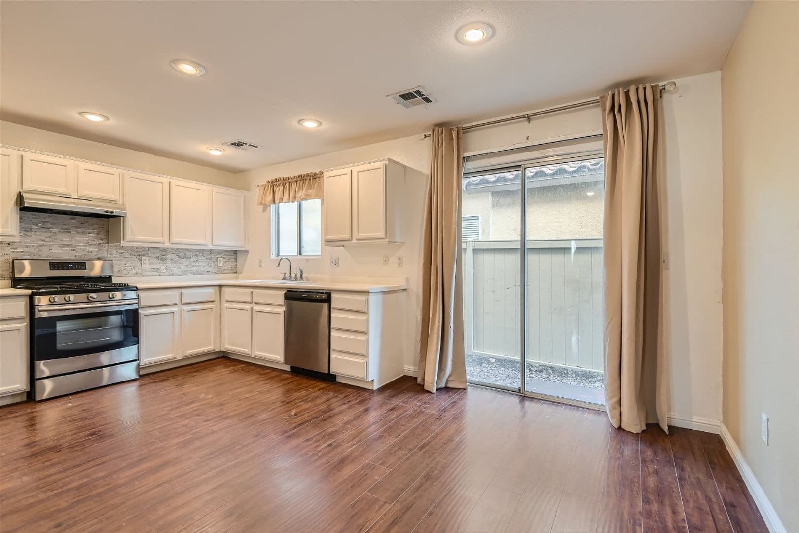 LAS VEGAS House: 9379 MALAYA GARNET CT.