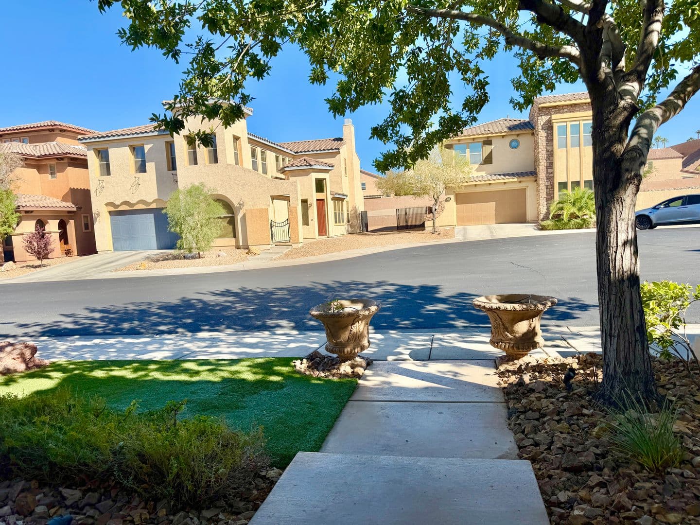 Henderson House: 927 Via Canale Drive