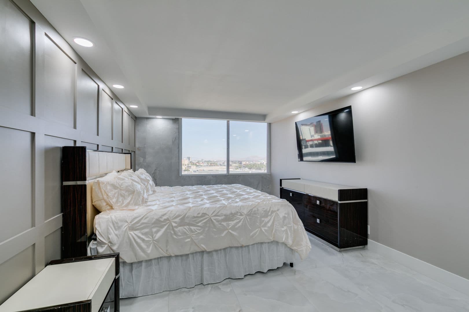 Las Vegas House: 205 E Harmon Ave #1012