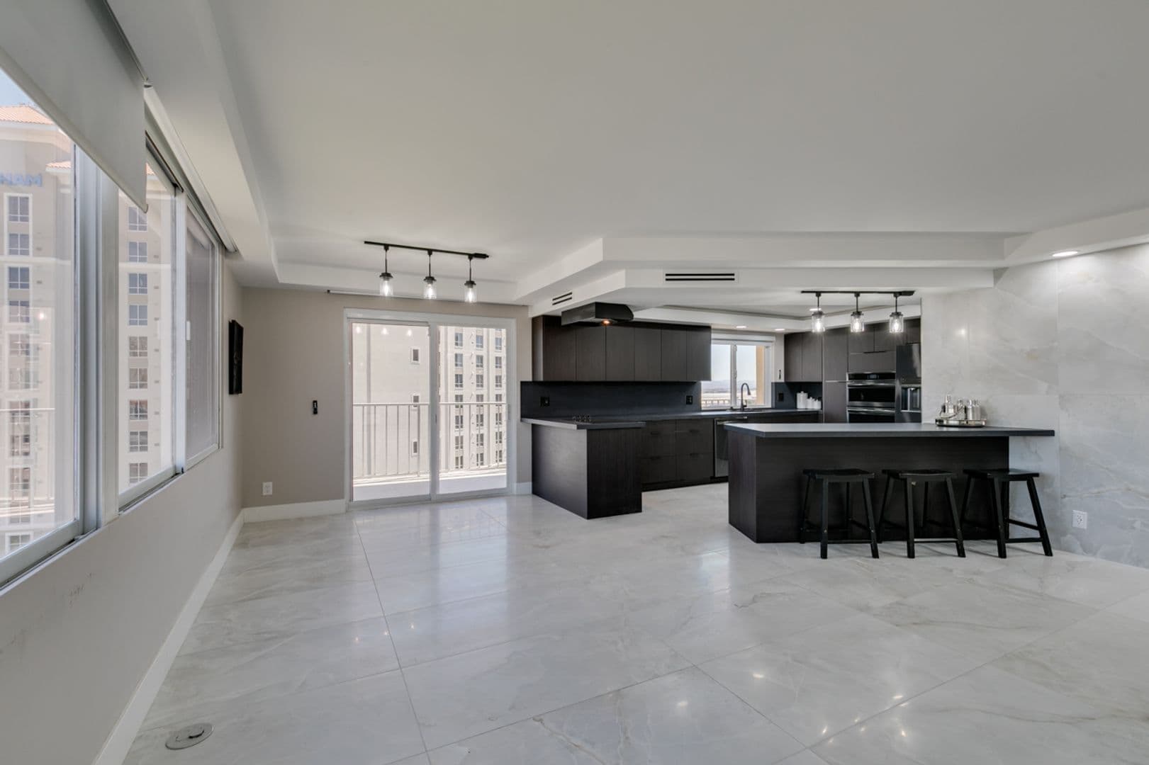 Las Vegas House: 205 E Harmon Ave #1012