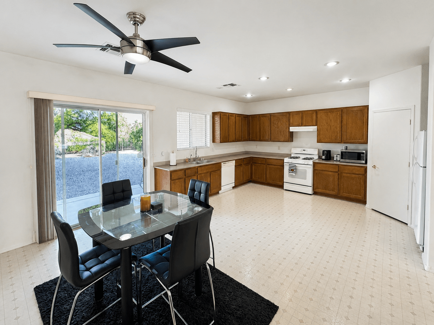Henderson House: 1935 Valley Center Dr
