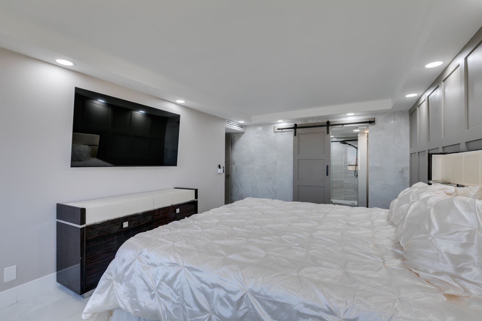 Las Vegas House: 205 E Harmon Ave #1012