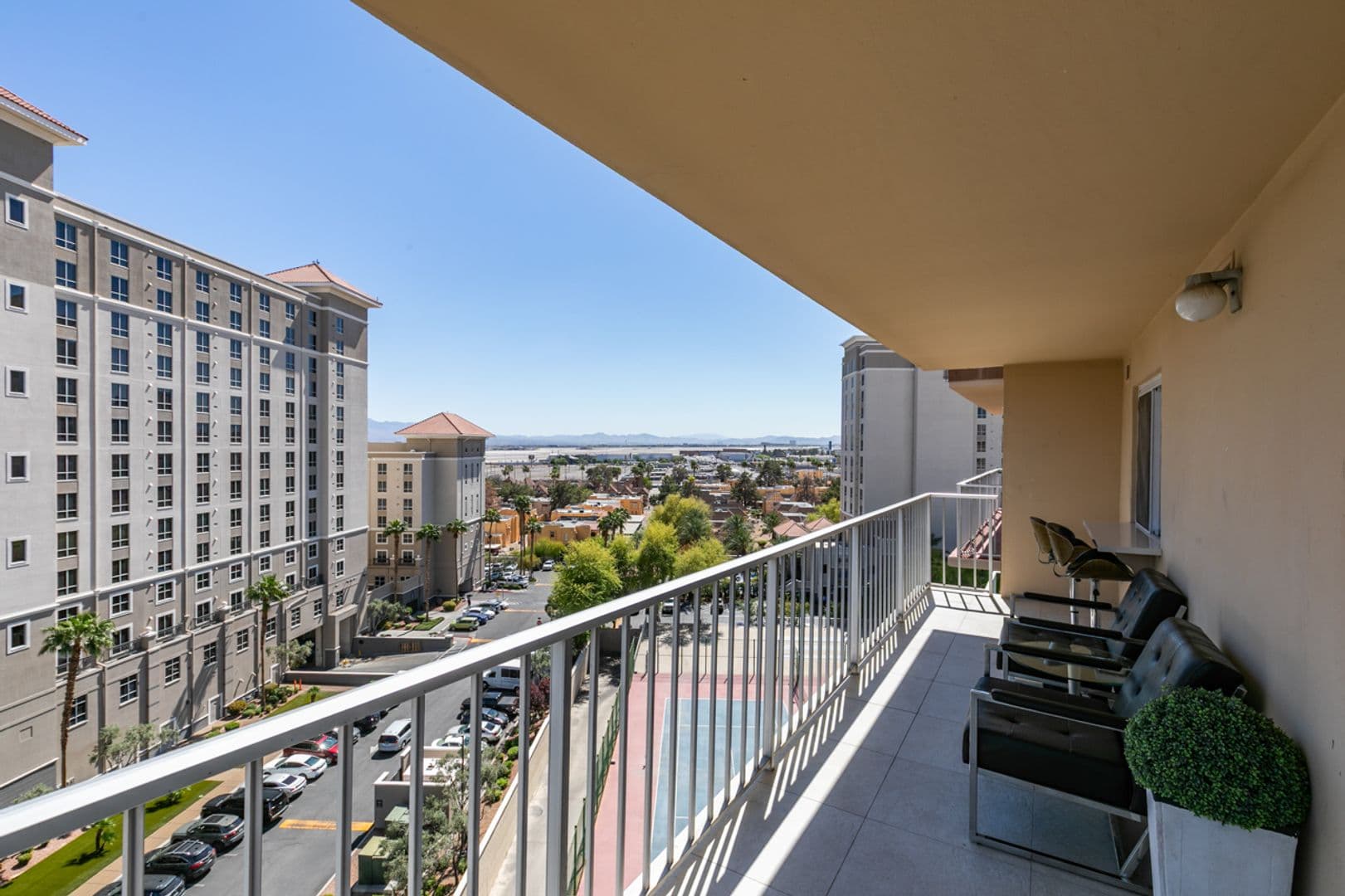 Las Vegas House: 205 E Harmon Ave #1012