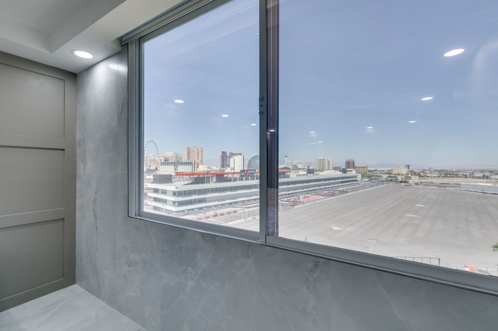 Las Vegas House: 205 E Harmon Ave #1012