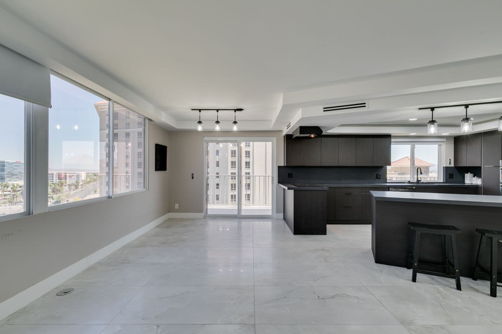Las Vegas House: 205 E Harmon Ave #1012
