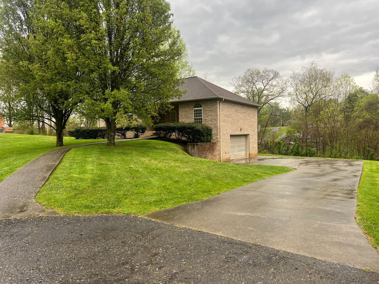 Johnson City House: 1212 Ridgewood Ct