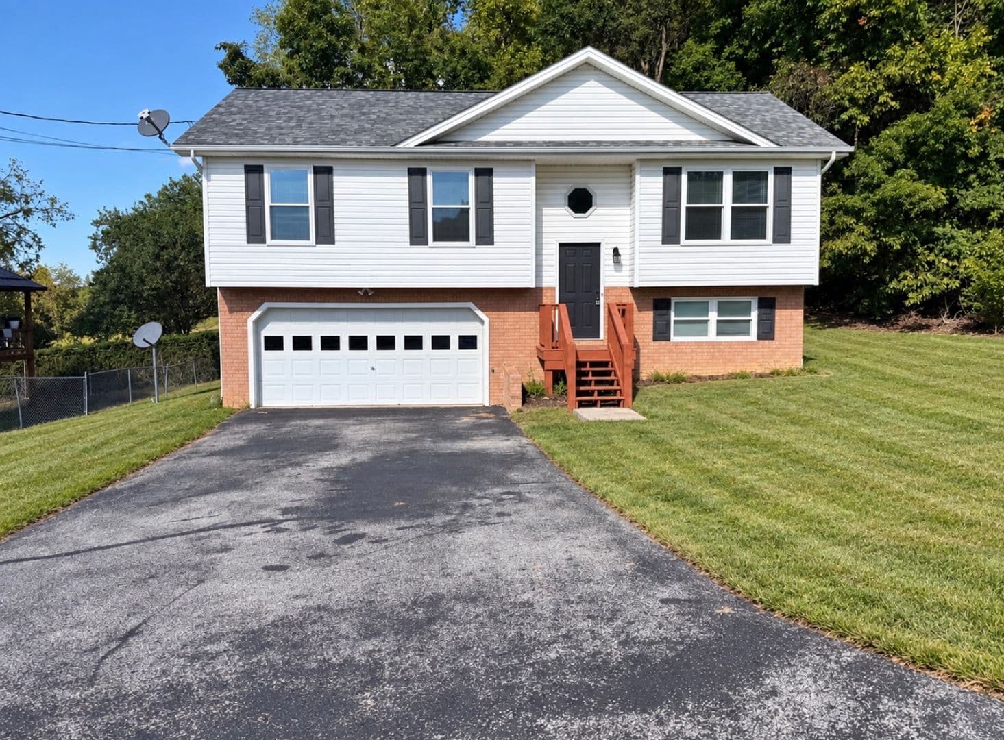 Jonesborough House: 129 Meadowlark Dr.