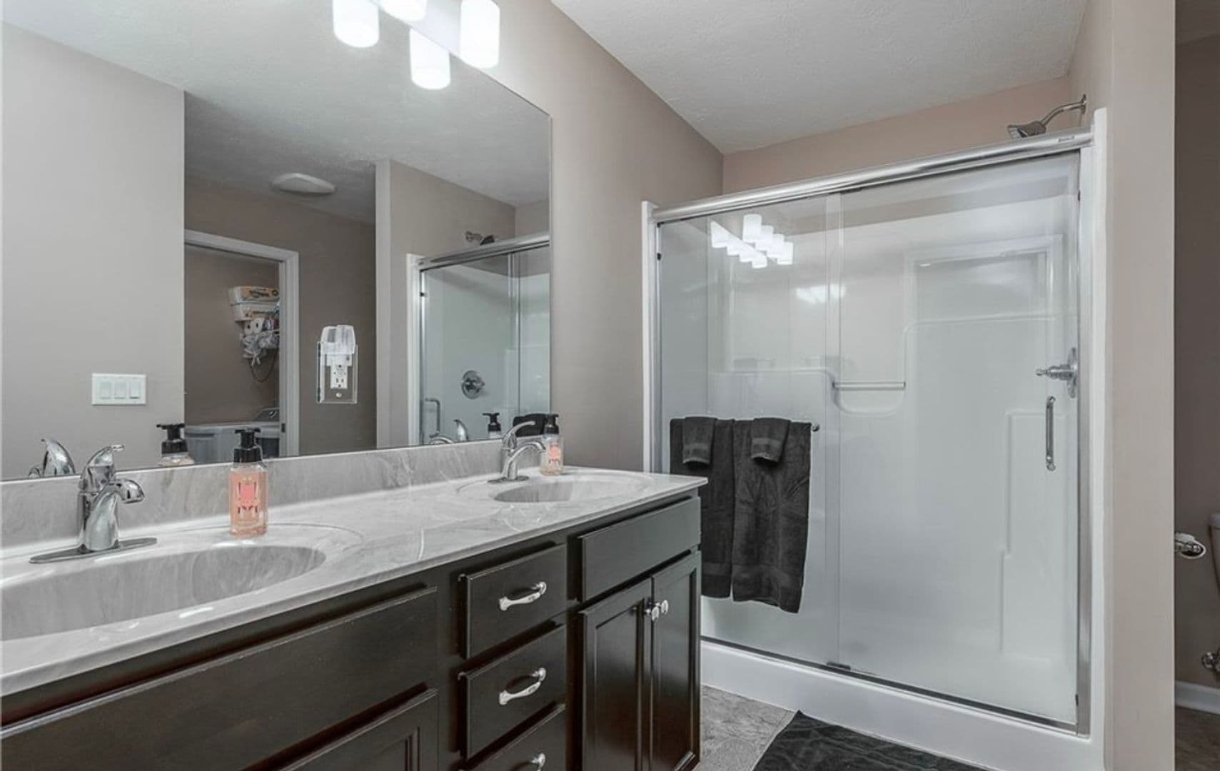 Jeffersonville House: 1979 Ramsey Way