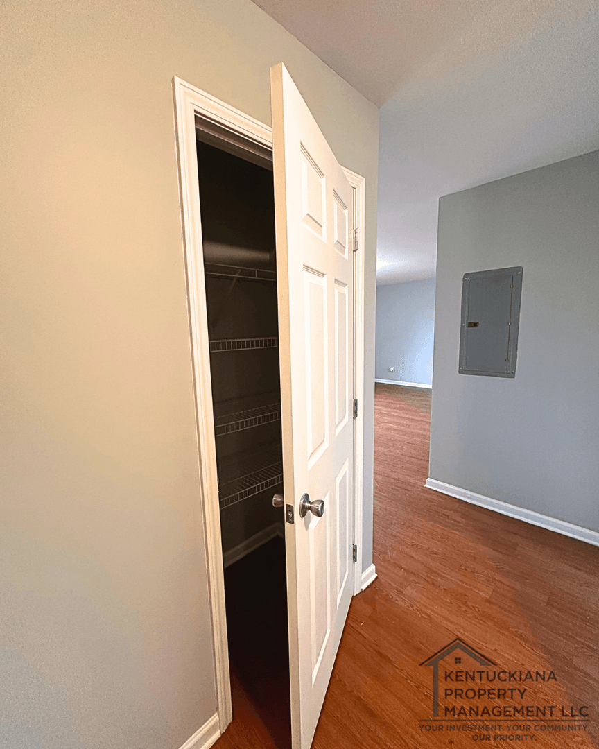 La Grange Apartment: 1908 Jericho Rd