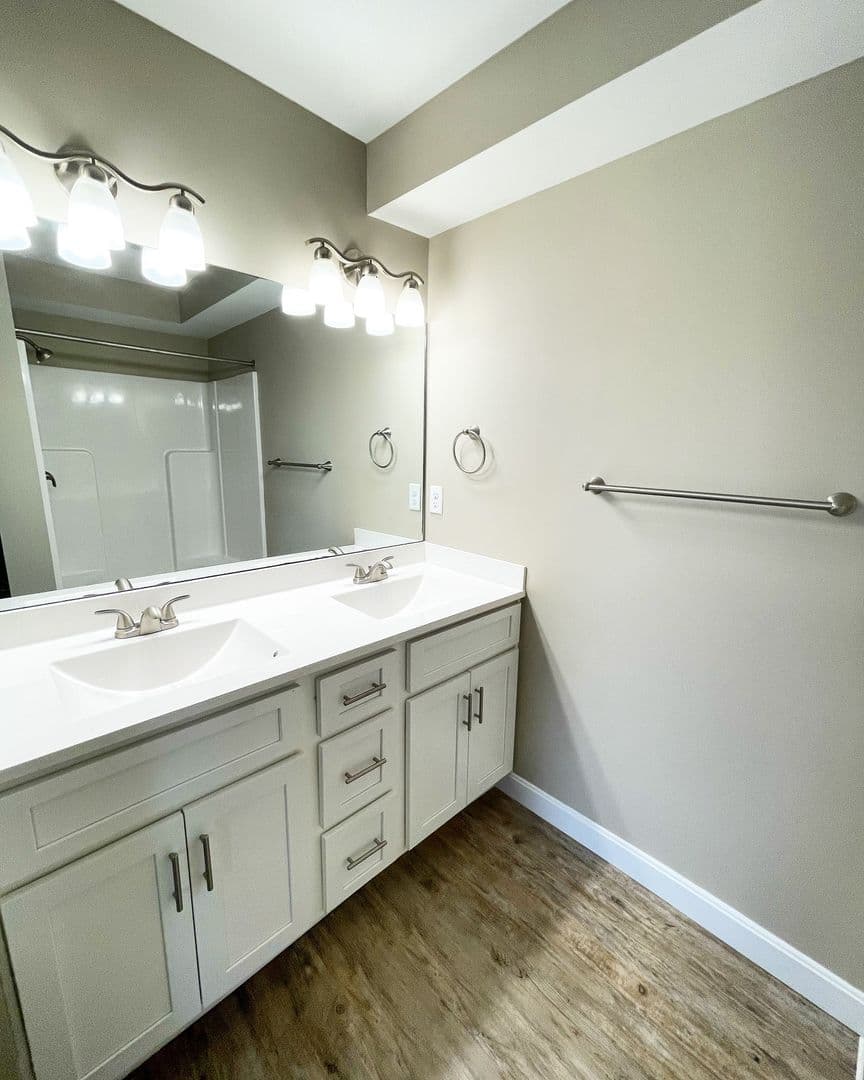 Louisville Apartment: 3301 Silverthorn Ln Apt 201