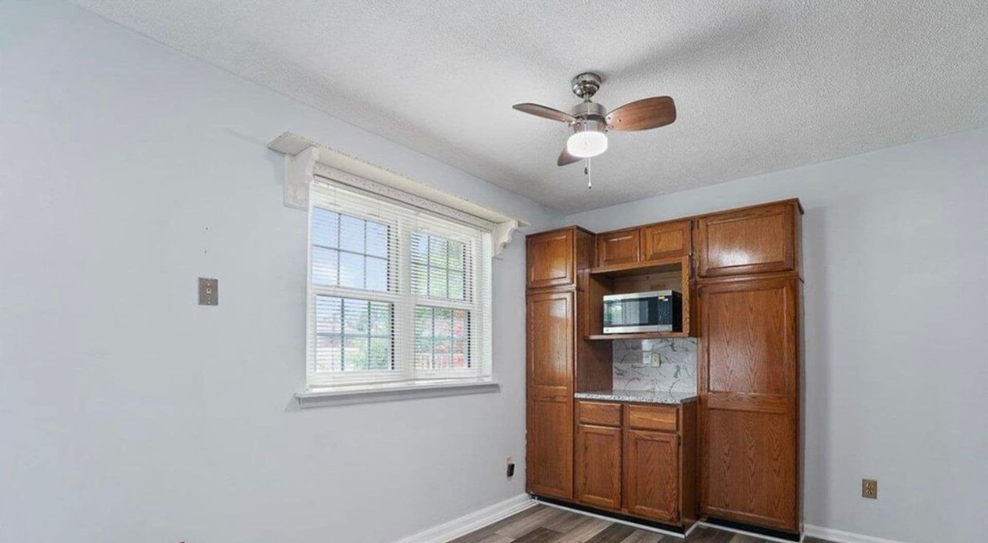 Louisville House: 10201 Waycross Ave