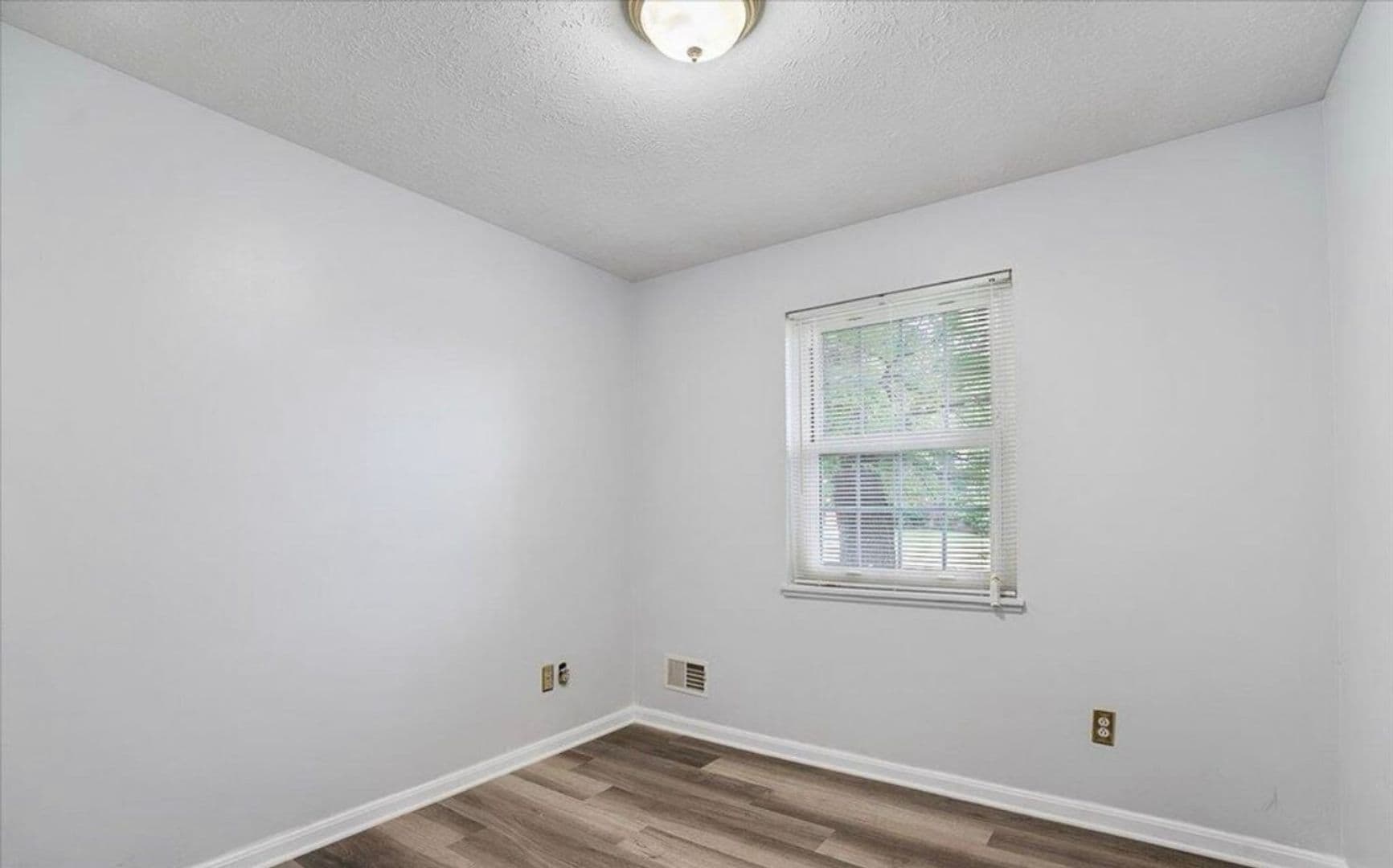 Louisville House: 10201 Waycross Ave