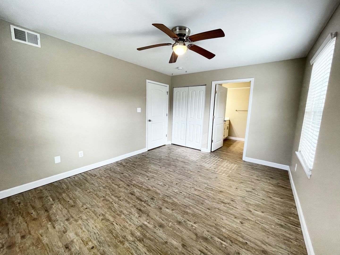 Louisville Apartment: 3301 Silverthorn Ln Apt 201