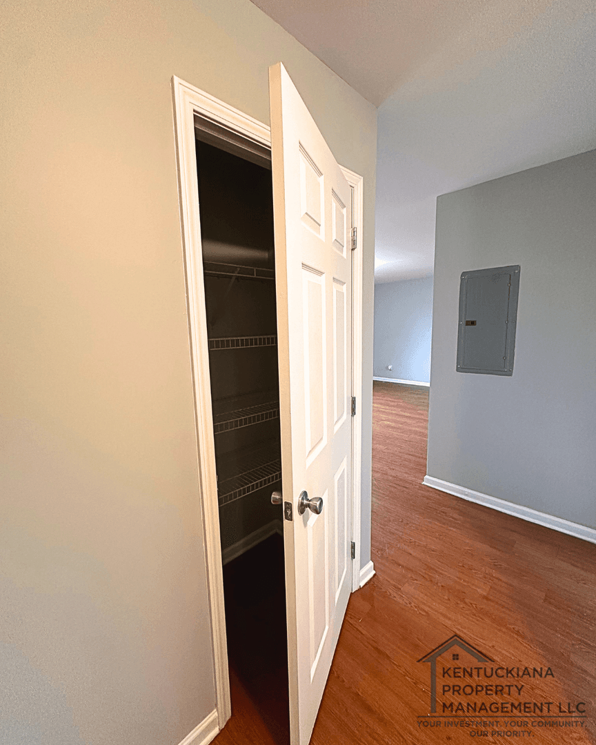 La Grange Apartment: 1908 Jericho Rd