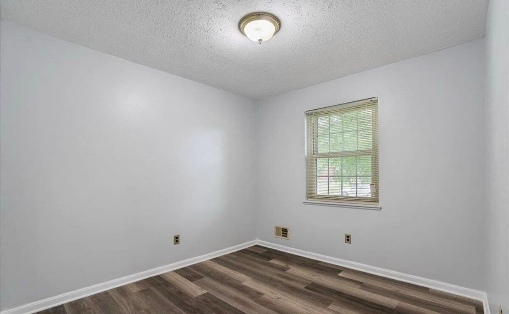 Louisville House: 10201 Waycross Ave