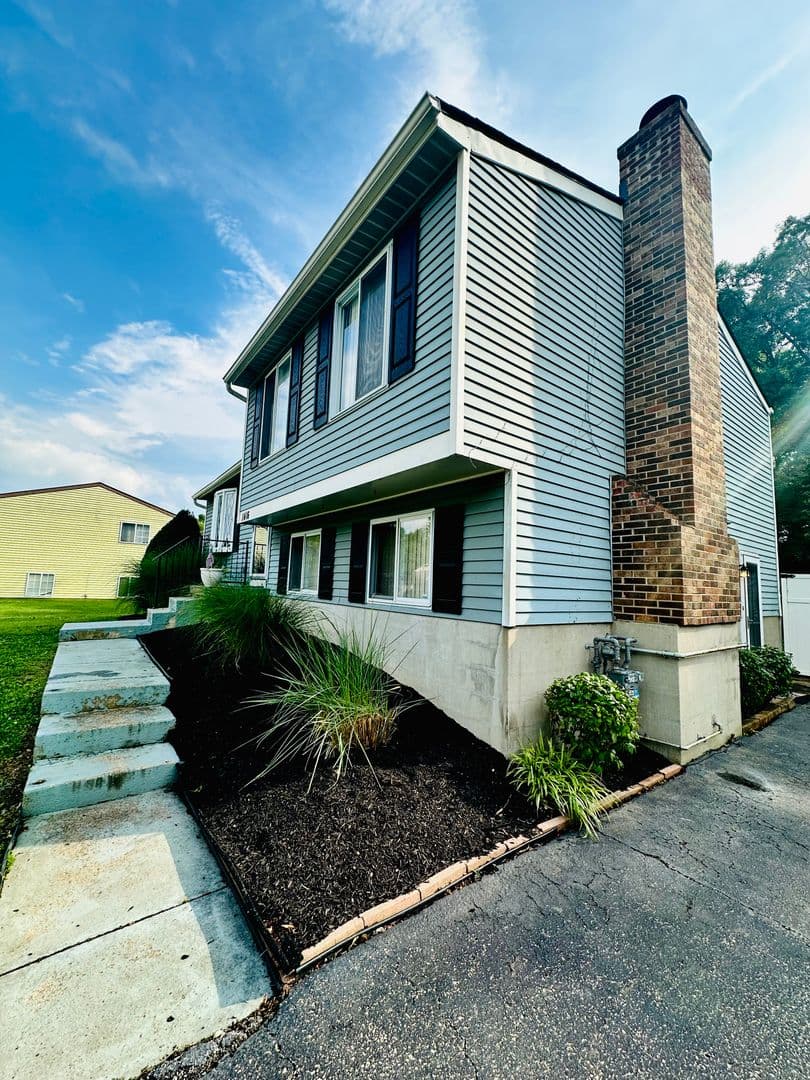 Louisville House: 1416 Hagen Road