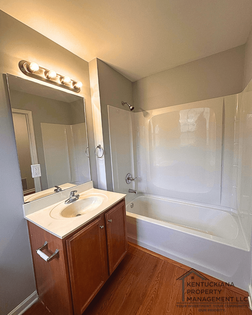 La Grange Apartment: 1908 Jericho Rd
