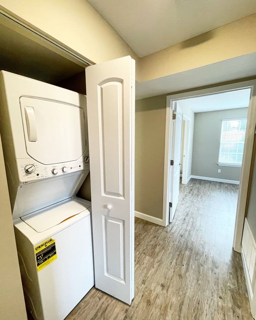 Louisville Apartment: 3301 Silverthorn Ln Apt 201