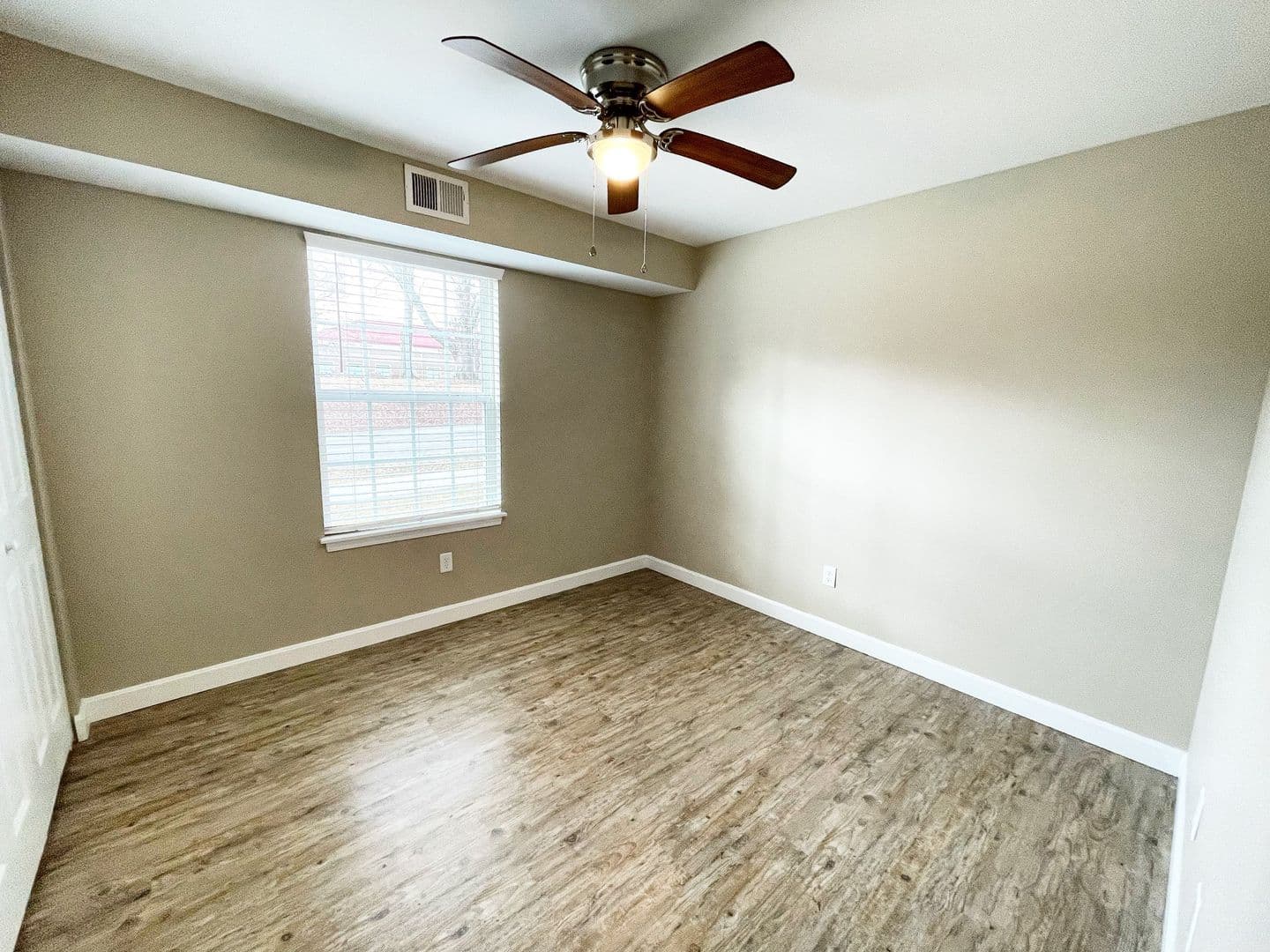 Louisville Apartment: 3301 Silverthorn Ln Apt 201