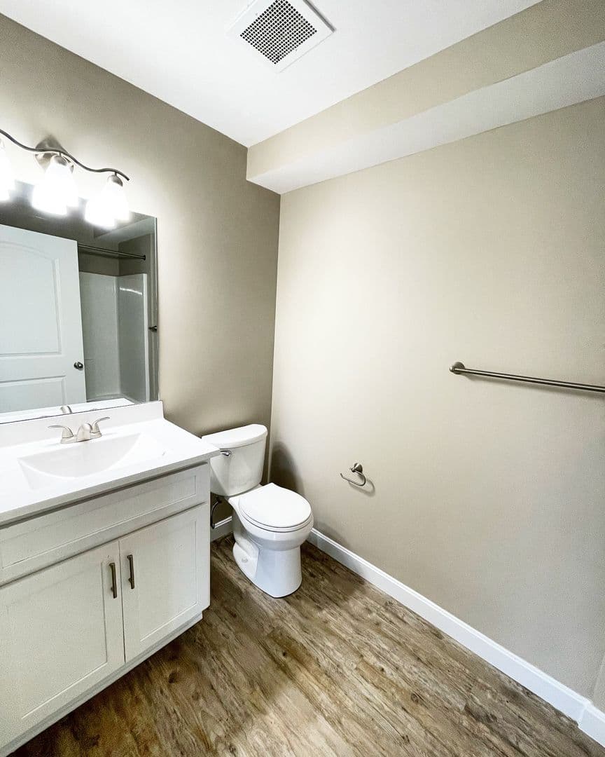Louisville Apartment: 3301 Silverthorn Ln Apt 201